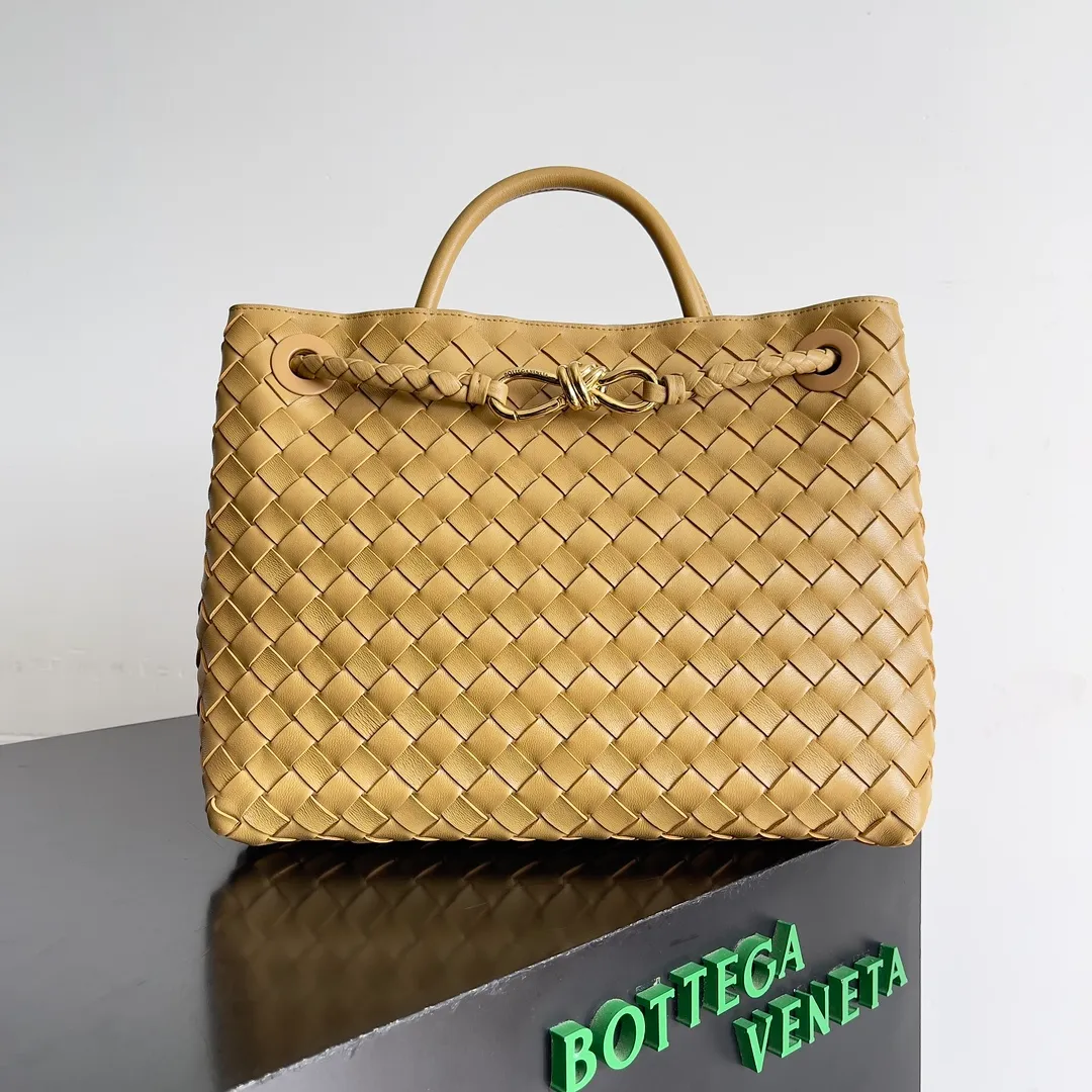 The 2023 new Andiamo batch of 2260 BV has been shipped‼ ️Really popular🔥The new Andiamo woven handbag launched by Bottega Veneta this season is really popular all over the world! ! Celebrities at home and abroad have worn it, and Oscar-winning actress Michelle Yeoh has taken it out on the street. Song Jia, Trai Yara, Yu Feihong, Sanji Ayaka, Rosie Hunting-Whiteley, Yoshioka Riho, etc. have all picked up this bag. It is classic and versatile, showing off its temperament, and the bag capacity is also large, which is very convenient for daily commuting! ! A variety of carrying methods, the shoulder straps can be adjusted by yourself, the original lambskin feels soft and delicate, and the unisex style breaks the gender boundaries and brings a more practical and long-lasting use experience. Andiamo, which has both elegant and casual styles, perfectly interprets the true appearance of "fashionable old money style". Style number: 743572 Size: 32*24*12